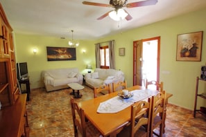 Fernseher, DVD-Player, Stereoanlage