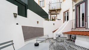 Outdoor dining - The Twenties by GuestReady - Room 35 (Lisbon)