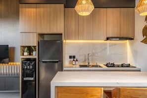 Kühlschrank, Mikrowelle, Herdplatte, Wasserkocher mit Kaffee-/Teezubehör