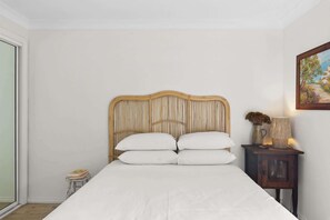 3 bedrooms, iron/ironing board, WiFi, bed sheets - Sunny Avoca Beach Townhouse | 3BR BBQ Courtyard (Avoca Beach)