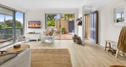 Bright Coastal Townhouse with BBQ & Courtyard