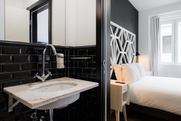 1 bedroom, desk, Internet, bed sheets