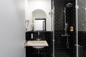 Shower, hair dryer, towels