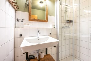 Shower, hair dryer, towels