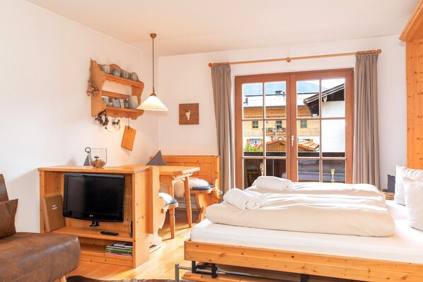 1 bedroom, bed sheets