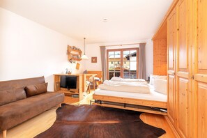 1 bedroom, bed sheets