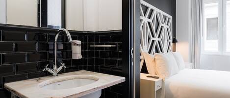 1 sovrum, skrivbord, internet och sängkläder