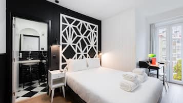 1 bedroom, desk, Internet, bed sheets