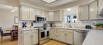 Deep Blue! Hot Tub w GameRoom & Outdoor Playground