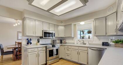 Deep Blue! Hot Tub w GameRoom & Outdoor Playground