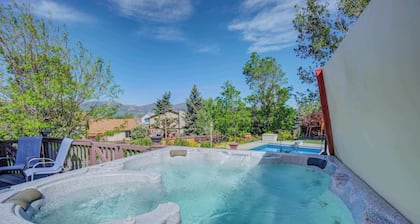 Deep Blue! Hot Tub w GameRoom & Outdoor Playground