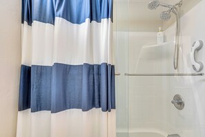 Hårføner og håndklær