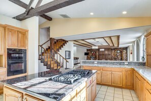 Réfrigérateur, micro-ondes, plaque de cuisson, lave-vaisselle