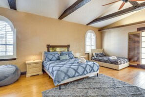 Skrivebord, internettilgang og sengetøy