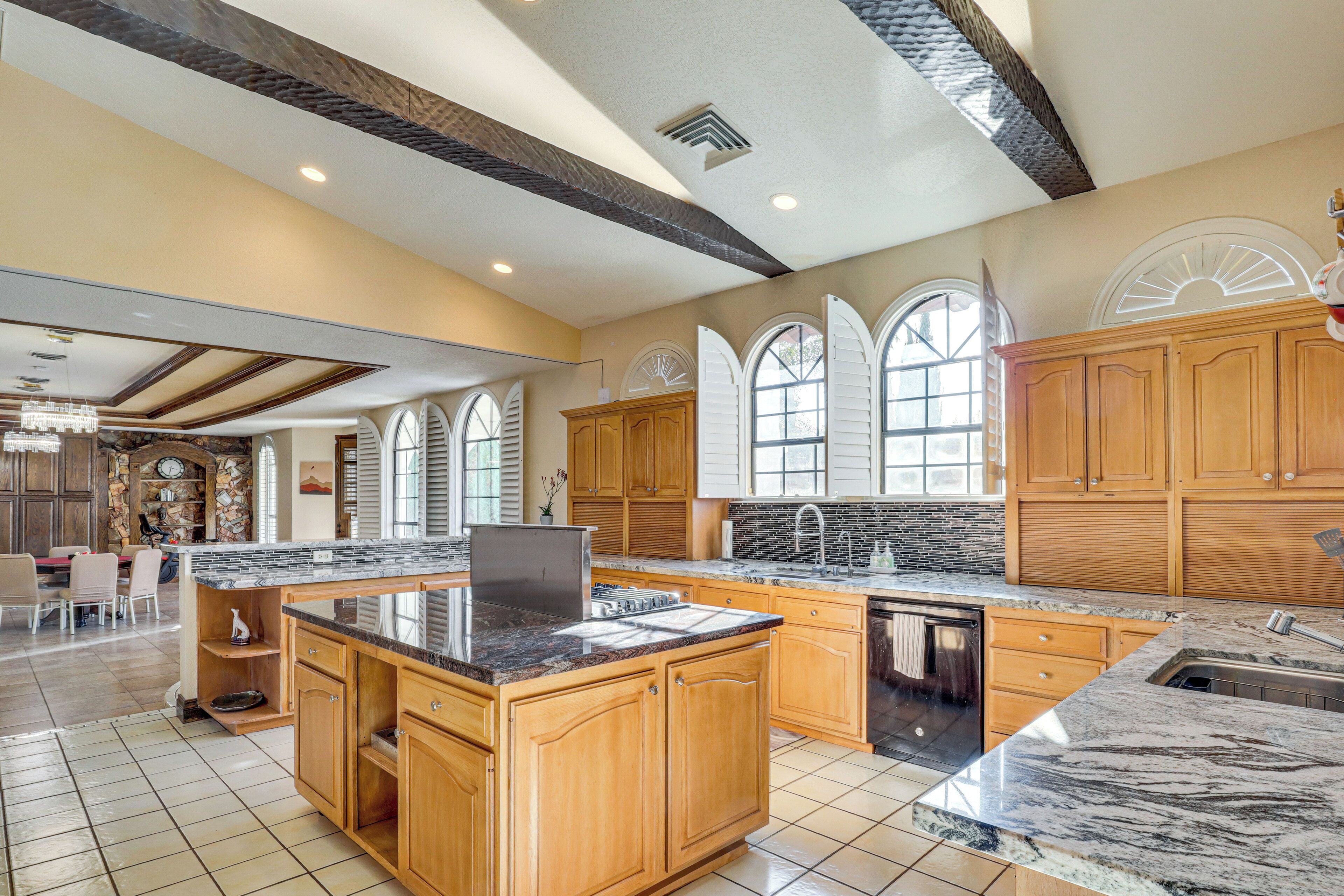 Frigorífico, microondas, placa de cocina y lavavajillas