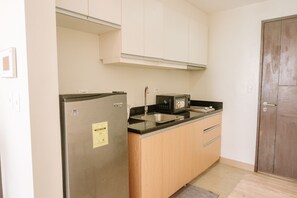 Kühlschrank, Mikrowelle, Wasserkocher mit Kaffee-/Teezubehör