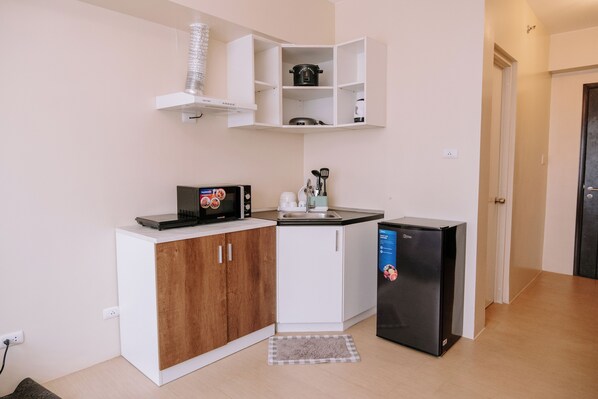 Fridge, microwave, stovetop, coffee/tea maker