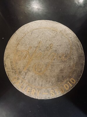 Un objet circulaire portant la mention « KARLSTEIN 2010 » gravée sur sa surface.