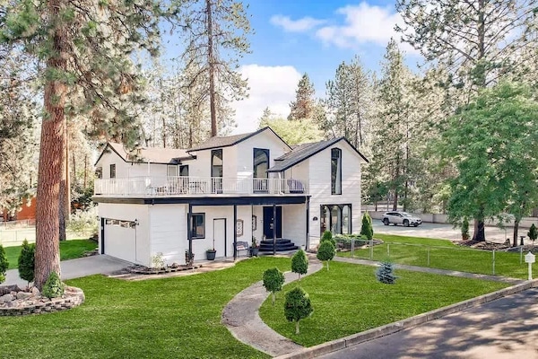 Huge front and back yard with plenty of parking