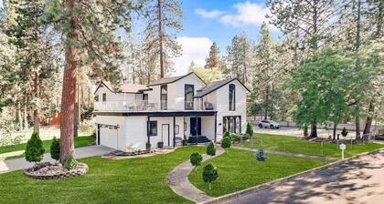 The Family Fun House Game Room BBQ and Pool Table