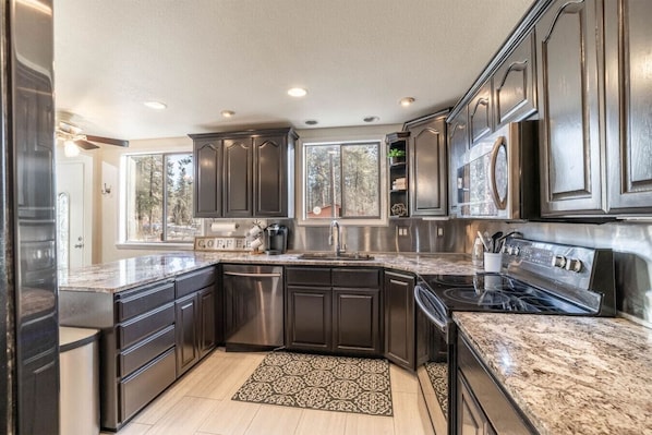 Kühlschrank, Mikrowelle, Ofen, Herdplatte