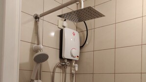Suihkussa on irrotettava suihkupää, seinään kiinnitetty suihkupää ja ohjauspaneeli.
