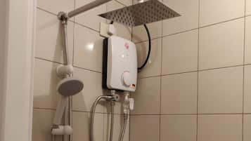 淋浴设施、吹风机、坐浴桶、毛巾