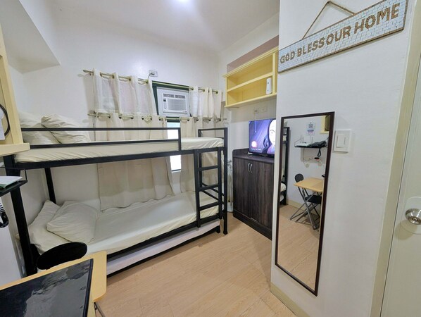 1 bedroom, iron/ironing board, free WiFi, bed sheets - Studio Unit at the Center of Alabang (Muntinlupa)