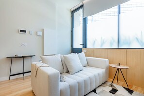 City appartement, 1 slaapkamer, niet-roken | Woonruimte | Een 32-inch televisie met kabelzenders