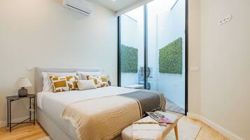 City Apartment, 1 Bedroom, Non Smoking | 1 bedroom, blackout drapes, iron/ironing board, free WiFi