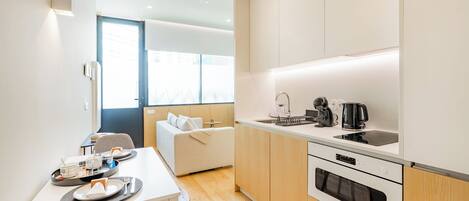 City Apartment, 1 Bedroom, Non Smoking | Private kitchenette | Coffee/tea maker, electric kettle, toaster, freezer