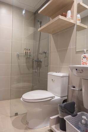 Dusche, Haartrockner, Handtücher