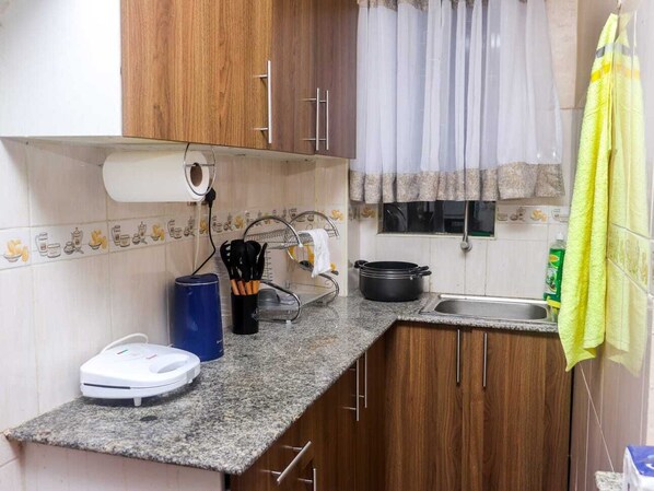 Apartament Deluxe, vistes a la ciutat | Cuina privada | Frigorífic, microones i utensilis de cuina, vaixella i coberteria