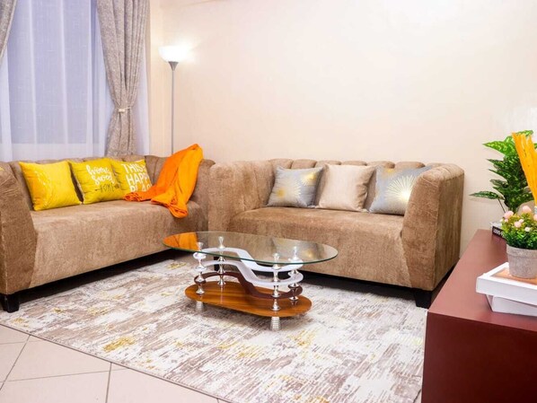 Deluxe appartement, uitzicht op de stad | Woonruimte | Een 32-inch smart-tv met digitale zenders