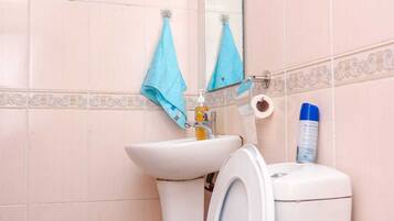 Pancuran mandi, kelengkapan dandanan diri percuma, selipar