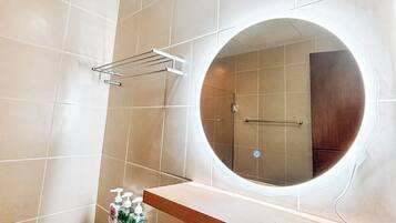 Douche, séchoir à cheveux, serviettes fournies