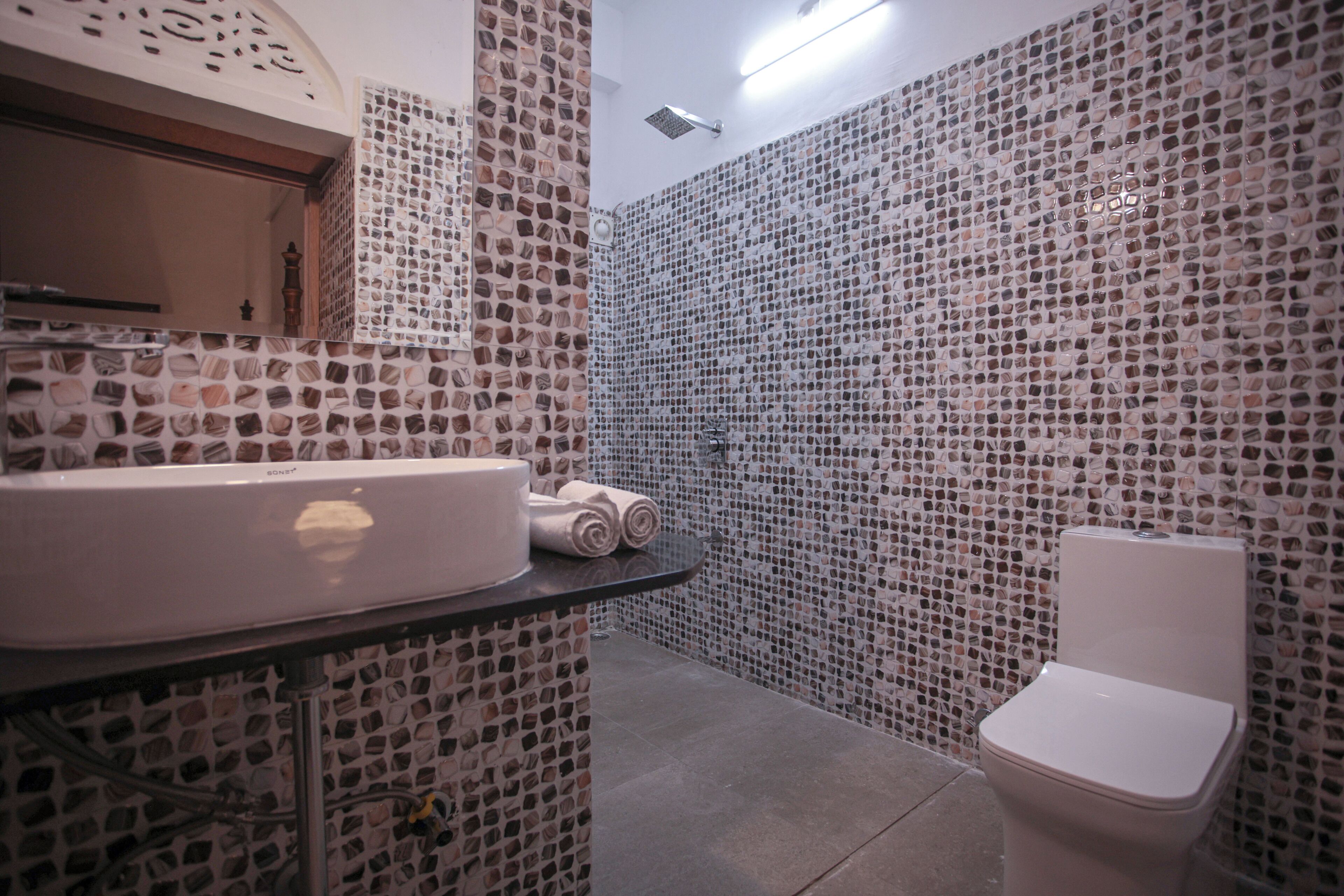 Habitación de lujo doble, 1 cama de matrimonio grande, baño privado, planta baja | Baño | Ducha, artículos de higiene personal gratuitos, toallas y jabón