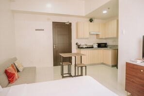 1 bedroom, iron/ironing board, WiFi, bed sheets - A Peaceful & Bright Haven (Iloilo City)