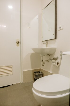 Douche, sèche-cheveux, serviettes fournies