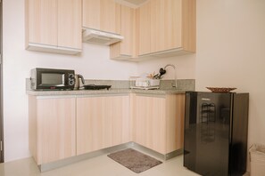 Fridge, microwave, stovetop, cookware/dishes/utensils