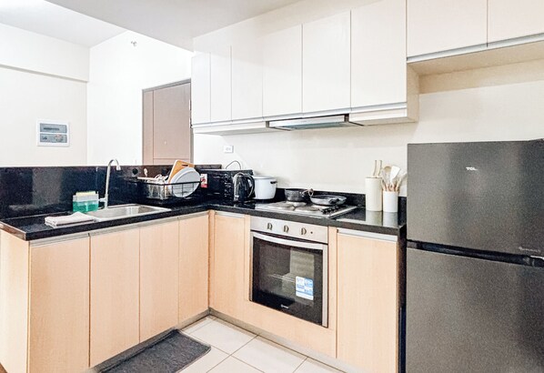 Fridge, microwave, stovetop, cookware/dishes/utensils