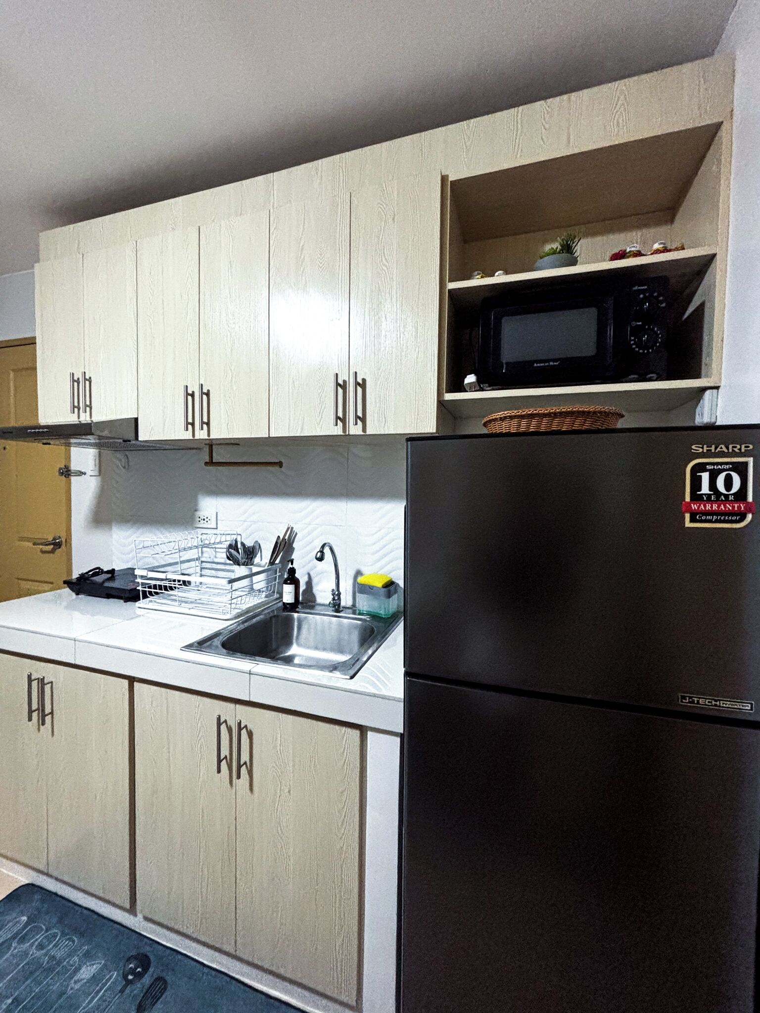 Geladeira, micro-ondas, cooktop, talheres/pratos/utensílios de cozinha
