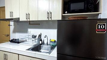 Geladeira, micro-ondas, cooktop, talheres/pratos/utensílios de cozinha