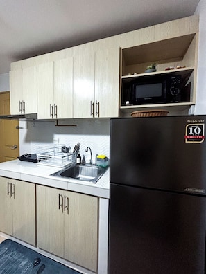 Fridge, microwave, stovetop, cookware/dishes/utensils