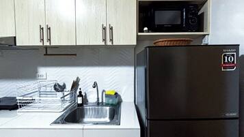 Fridge, microwave, stovetop, cookware/dishes/utensils