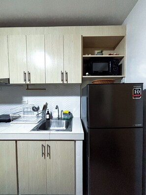 Køleskab, mikrobølgeovn, kogeplade, køkkentøj/tallerkener/redskaber