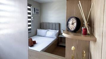 2 bedrooms, iron/ironing board, internet, bed sheets