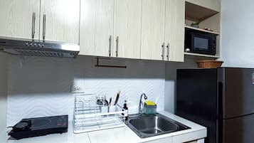 Een koelkast, een microgolfoven, een kookplaat