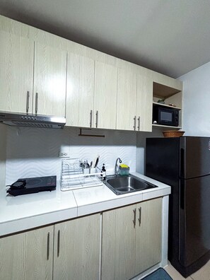 Refrigerador, microondas, placa de cocina, utensilios de cocina