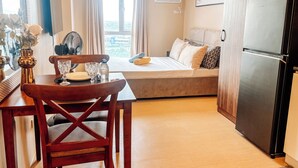 1 bedroom, iron/ironing board, internet, bed sheets - Sunset Dreams Studio Haven (Iloilo City)